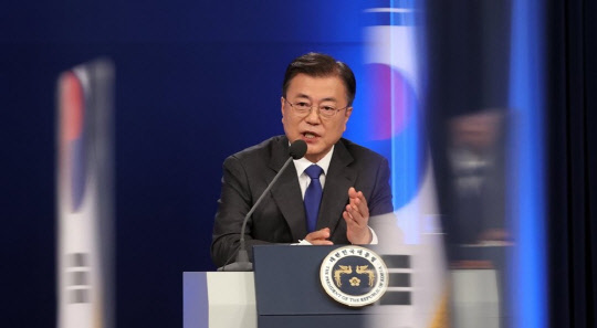 문재인(사진) 대통령이 10일 청와대 춘추관 대브리핑룸에서 취임 4주년 특별연설을 마치고 기자의 질문에 답하고 있다. <연합뉴스>